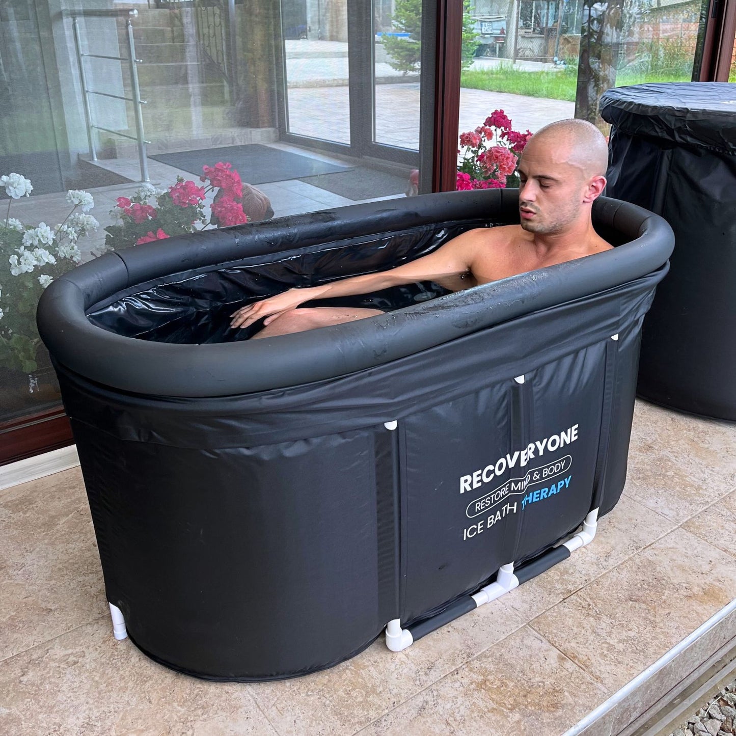 Мъж възстановява в ледена вана MAX RECOVERYONE